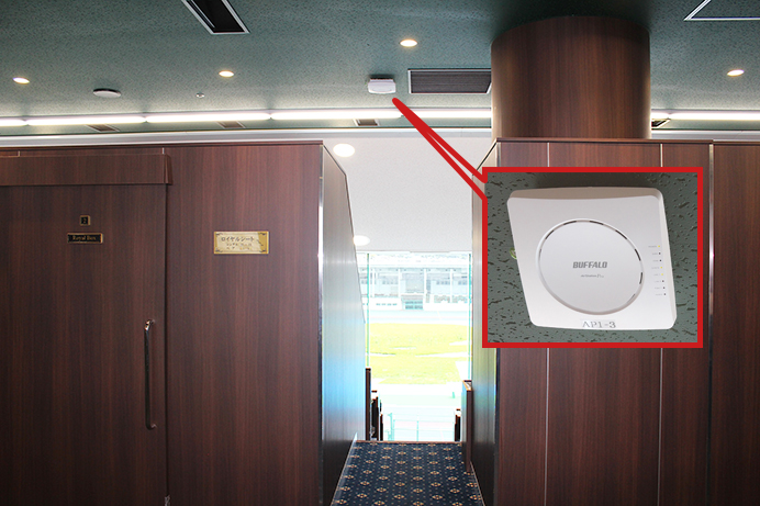 静岡競輪場の屋内に設置されたアクセスポイント「WAPM-AX8R」