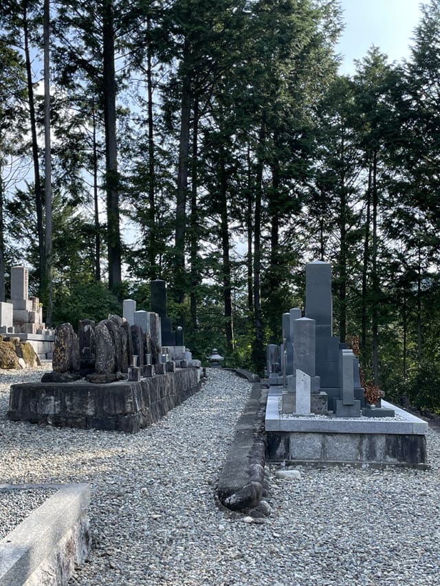 地域の霊園の清掃に参加