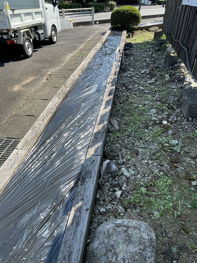 花壇の清掃は、防草シートを押さえている木枠を電動ドリルで外し、シートの張り替えと草むしり