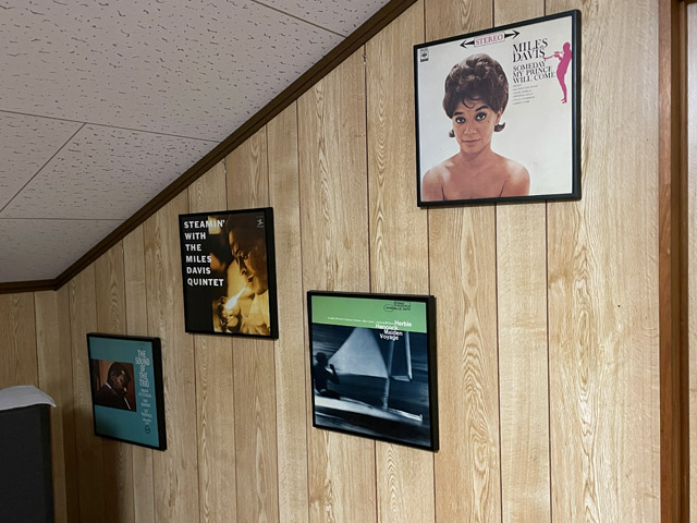 オーディオ部屋の壁に飾られたレコード