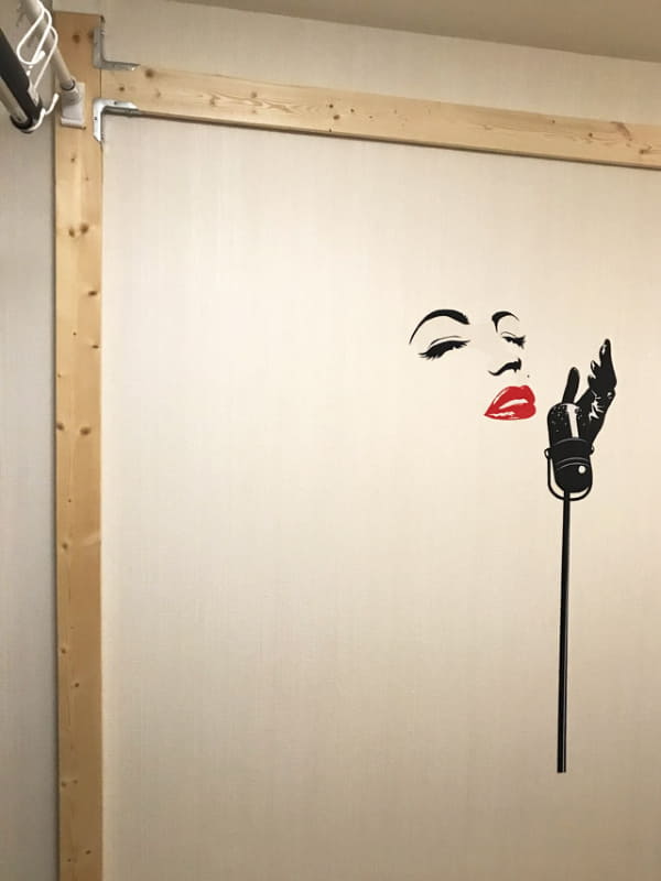 川崎の仕事部屋はコンクリート壁でピンや釘は使えなかったため、1×4材を壁に設置した。その後、AliExpressで買ったウォールステッカーを壁に貼った