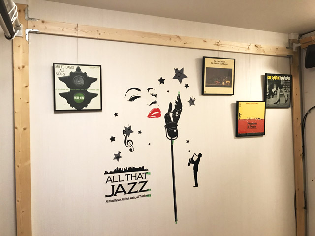 1×4材からワイヤーでレコードを吊るす。左上にチラッと見えているのはプロジェクター用のスクリーンと突っ張り棒。右上に見える突っ張り棒はサラウンドスピーカーの設置用