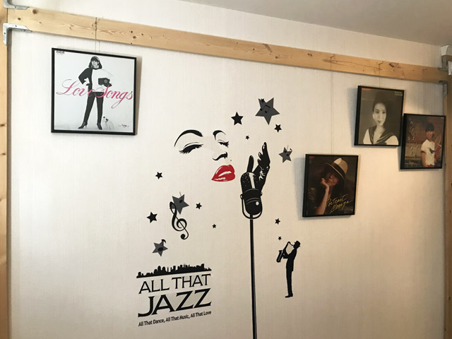 レコードをJAZZから竹内まりやに変更。ウォールステッカーとの相性がイマイチ