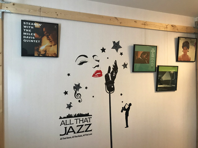 川崎で最後に飾ったレコード。入れ替えをせず、そのまま白川町のオーディオ部屋に飾られている