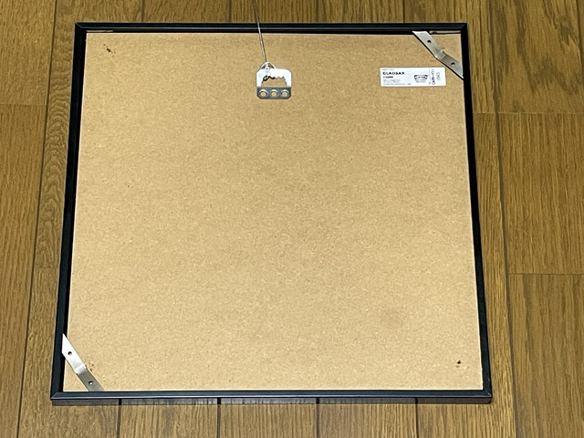10年前に購入した「GLADSAX」は背面の四隅を板バネで固定する方式だが、素材が錆びて使えなくなり、各フレームは対角2箇所で固定