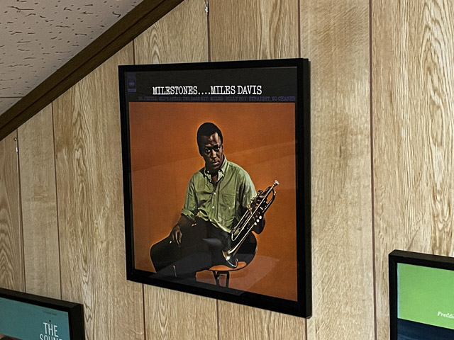 新しいフレームでアルバムMILESTONESを壁に飾る。旧製品と見分けは付かない