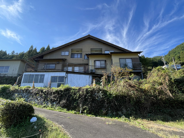 アットホームからの「おすすめ物件メール」で急遽、内見予定に追加した物件と初対面。この写真が最初の1枚