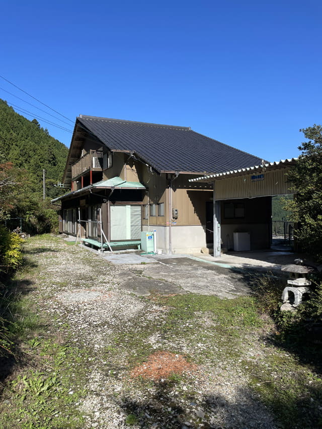 2枚目に撮った写真はガレージ、玄関側。1枚目はこの記事の冒頭の写真