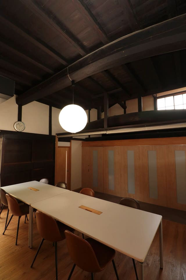 古民家をリノベーションした建物で、室内に入ると天井や柱に趣がある
