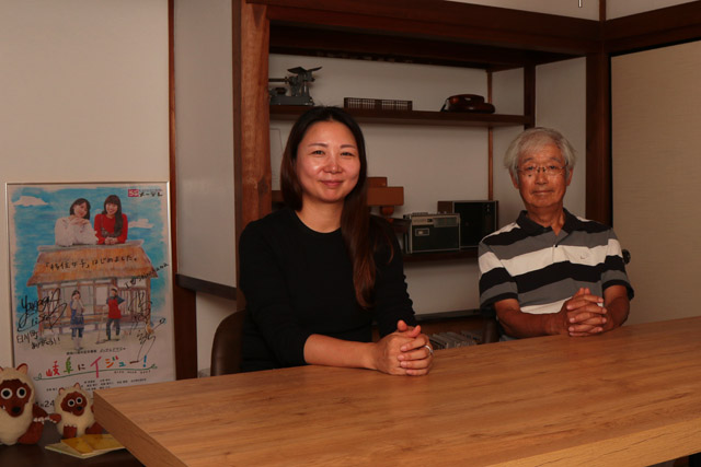 白川町移住・交流サポートセンターの鈴木進さん（右）と、電話での物件の詳細説明から内見の同行までお世話になった鈴村薫さん（左）