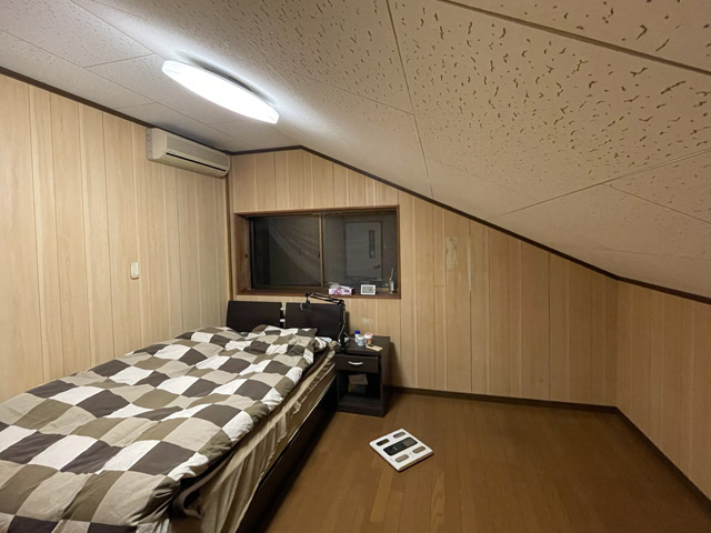 現在の寝室。右側の3分の1は、立つと天井に頭が当たる