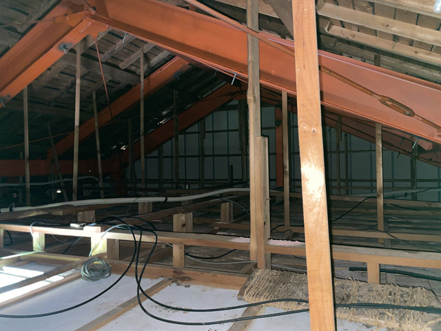 この夏、初めて入った天井裏。このデカい家は屈強な鉄骨で造られている