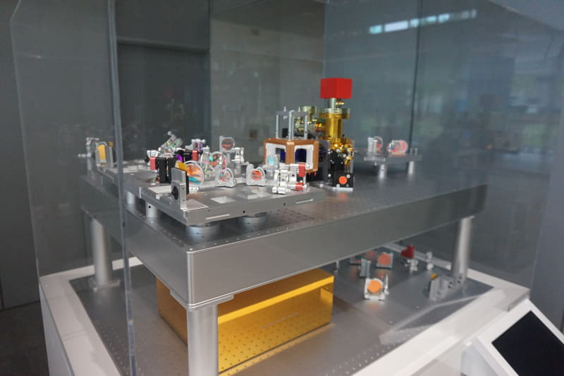 中性原子型量子コンピュータのモックアップ