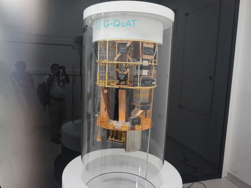 超伝導量子コンピュータのモックアップ