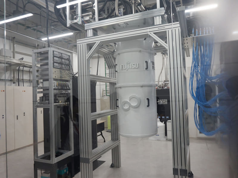 こちらはG-QuATで稼働している本物の超伝導量子コンピュータ。中央の円筒内にこのモジュールが収められている