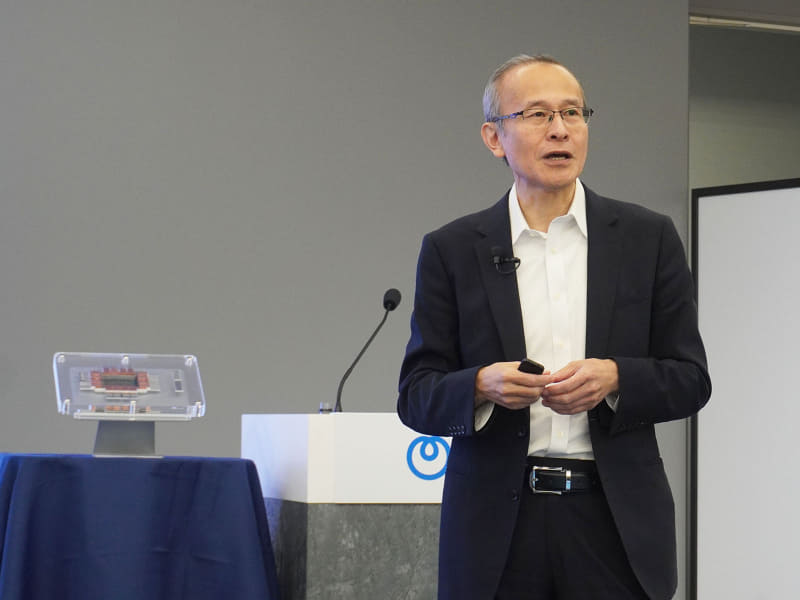 NTTイノベーティブデバイス株式会社 代表取締役副社長 CTO 富澤将人氏。写真左に置かれているのは後述する光電融合スイッチボードのモデル