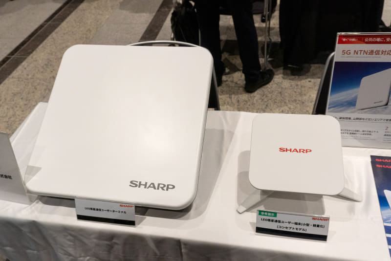 CEATEC AWARD 2025の総務大臣賞を受賞したシャープの「電子制御式フェーズドアレイアンテナ搭載 小型・軽量LEO衛星向けユーザー端末試作機」