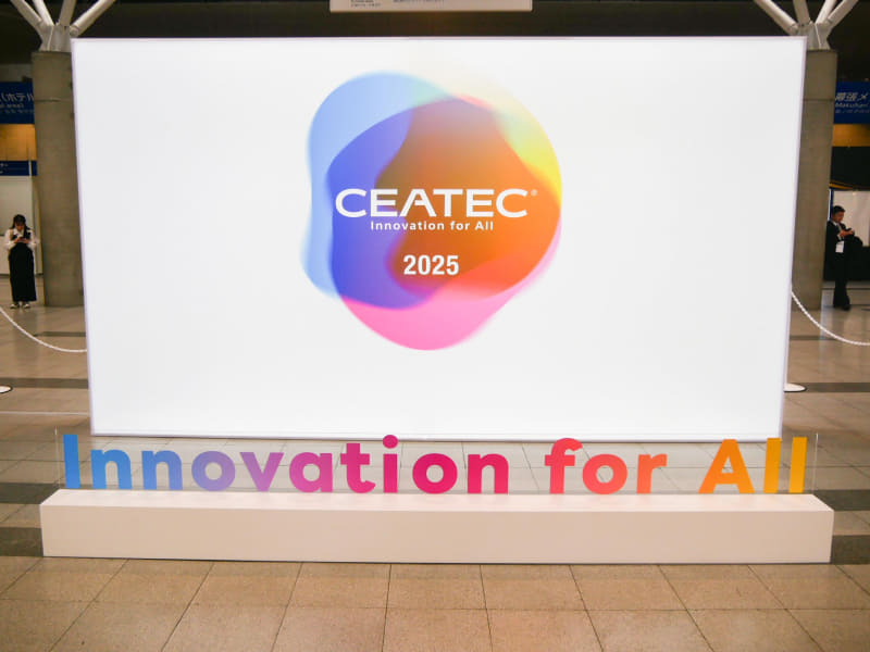 中央エントランスのCEATEC 2025ロゴのフォトスポット
