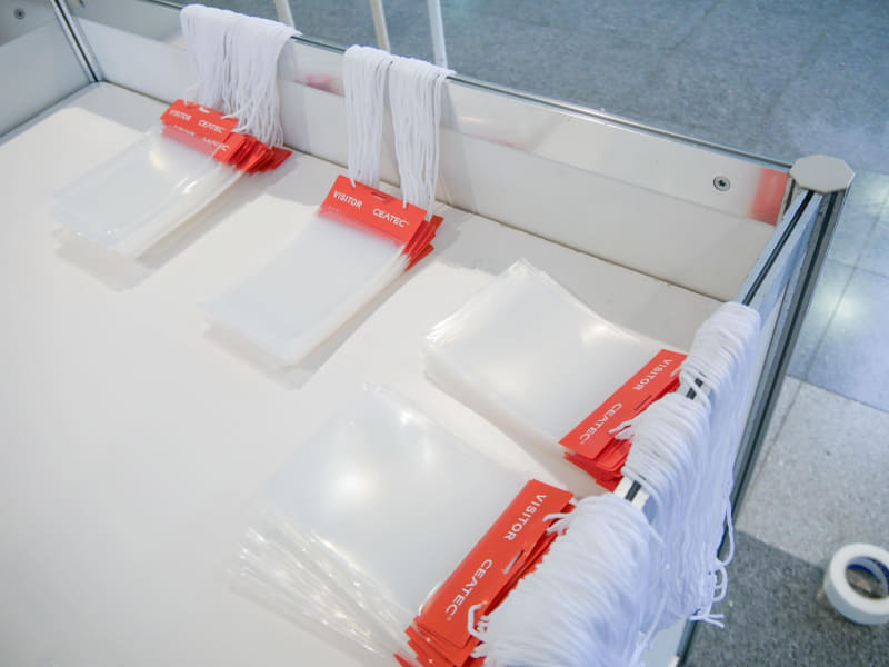 会場に到着したらネックストラップホルダーをピックアップして入場証を入れる