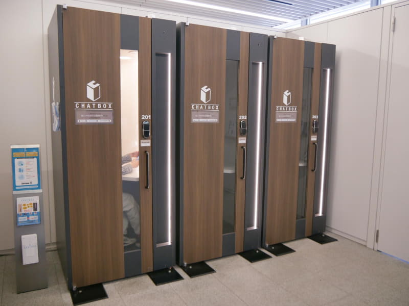 中央エントランスにあるチャットボックスのテレワークブース
