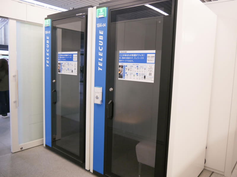 こちらは同じく中央エントランスにあるテレキューブのテレワークブース