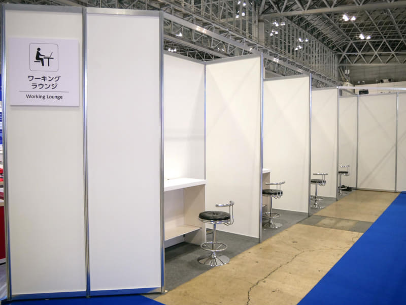 小規模なワーキングラウンジも用意されている