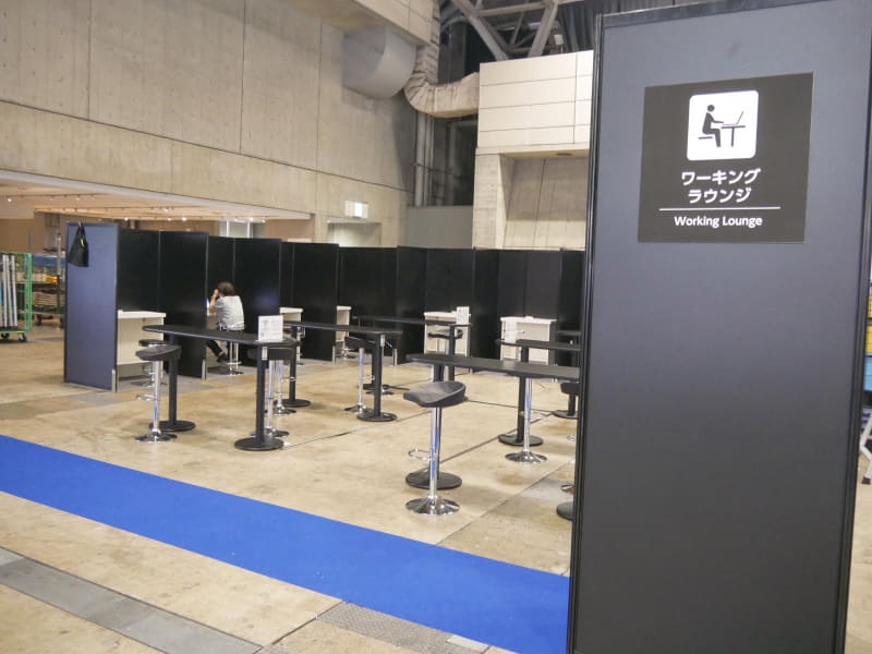 会場内にあるワーキングラウンジの様子