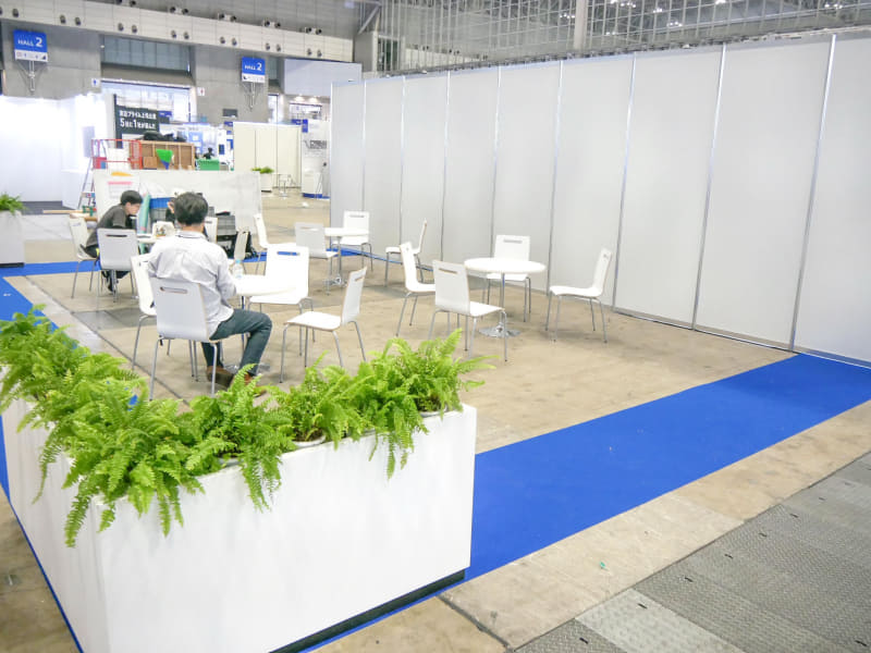 会場内にはいくつかの休憩エリアがある