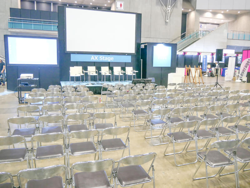会場内にはいくつかのステージが用意されている
