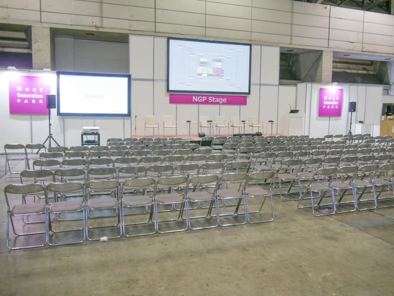 会場内にはいくつかのステージが用意されている
