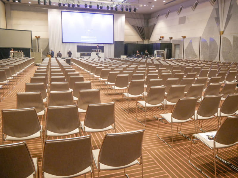 コンファレンスが行われるコンベンションセンターホールB。開催前日の設営の様子