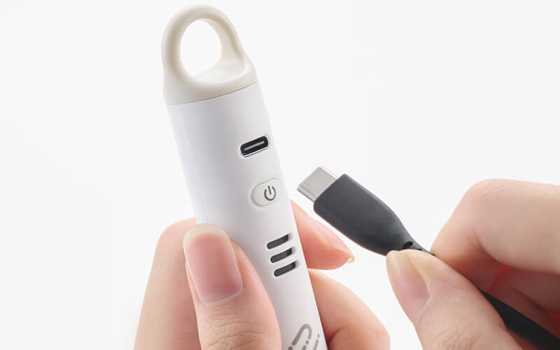 USB Type-Cポートから充電を行う