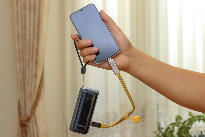 PCも充電できるモバイルバッテリーでiPhoneを充電。ときどきならいいけど頻繁に使うのには不便