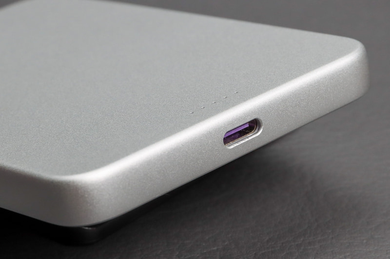 USB Type-Cポートもあって、MagSafe製品以外も最大20Wで充電できる