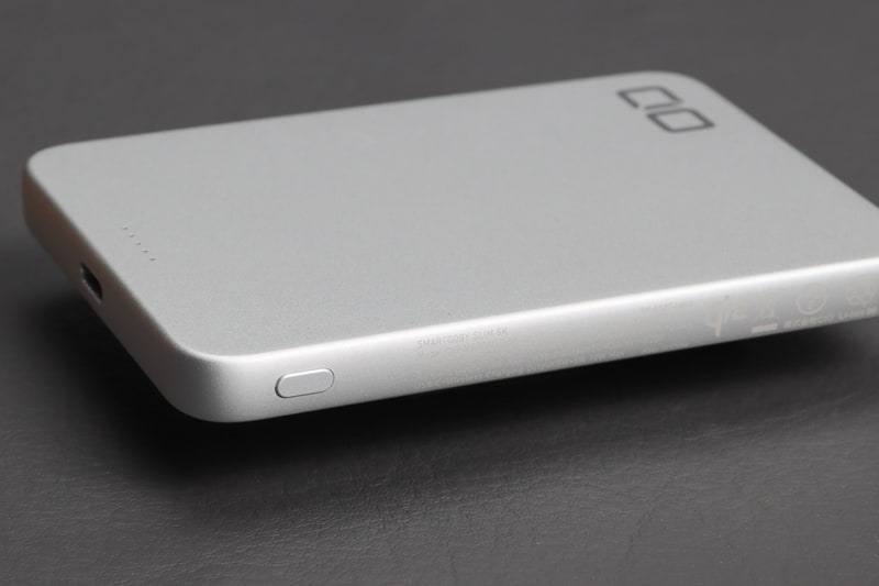 サイドにはボタンがあり、本体を起動させたりバッテリー残量を確認したりできる