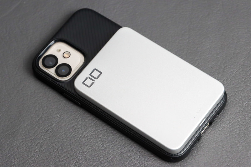 MagSafe対応のカバーであれば、カバーの上からつけて充電もできる