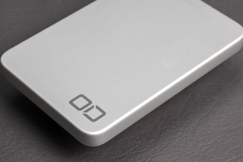 表面はサンドブラストによるきめ細かい梨地