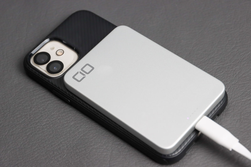 パススルー充電に対応しているので、iPhoneに装着したまま充電すれば、iPhoneもいっしょに充電できる