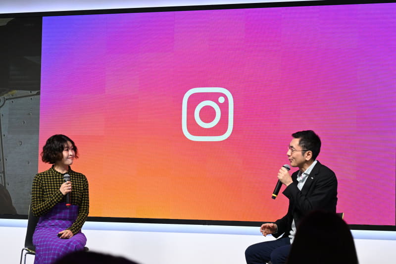 （左）モデレーターのMeta日本法人・Facebook Japan 広報 市村怜子氏、（右）フリュー株式会社 代表取締役社長 榎本雅仁氏