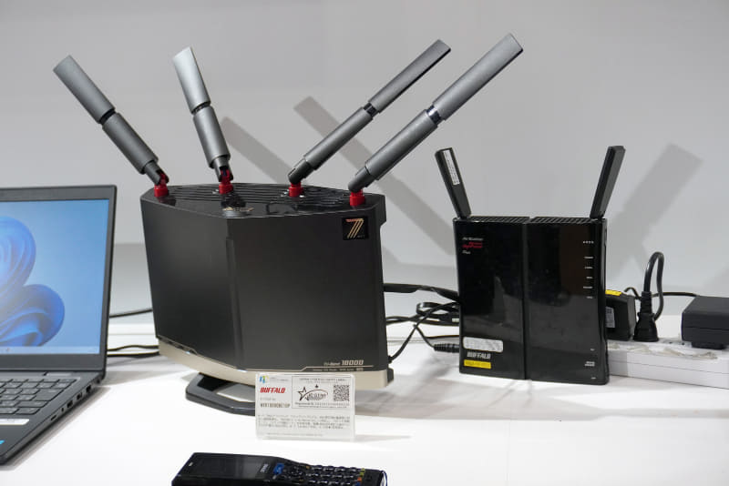 WXR18000BE10P（左）、サポート終了済みモデル（右）