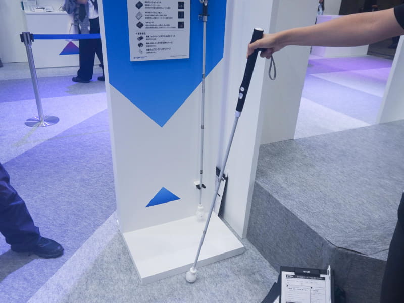同社のセンサーで高機能化したWeWALK社の視聴覚障碍者向けの白杖