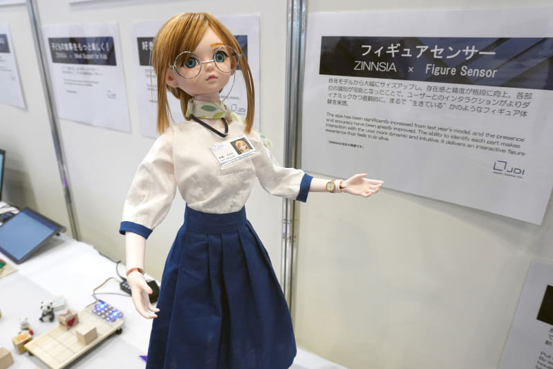 フィギュアにZINNSIAを取り付けたデモンストレーション。昨年展示したものより精度が向上しているという