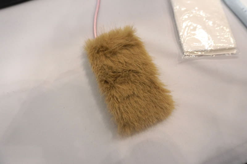 毛皮にZINNSIAを取り付けたデモンストレーション。触り方も認識している