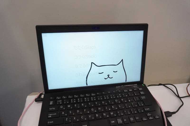 毛皮にZINNSIAを取り付けたデモンストレーション。触り方も認識している