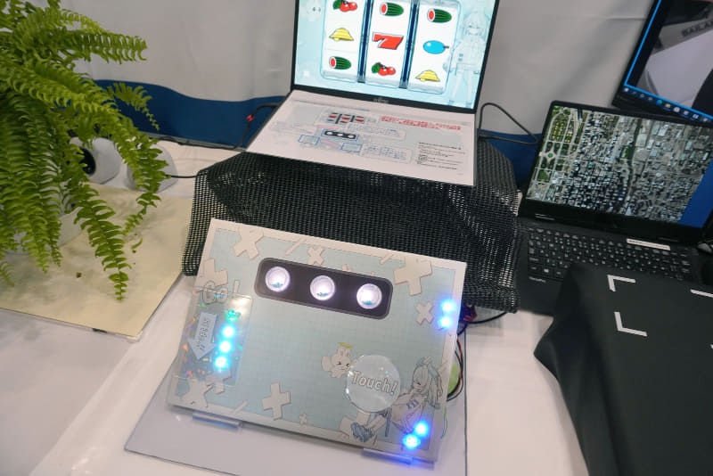 スロットマシンを模したデモンストレーション。ボタンに見える部分は押すことのできない板になっている