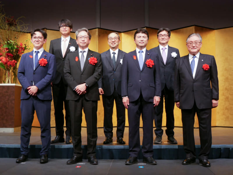 関係者による記念撮影