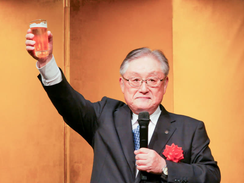 乾杯の音頭をとった日本経済団体連合会(経団連)の東原敏昭審議員会副議長