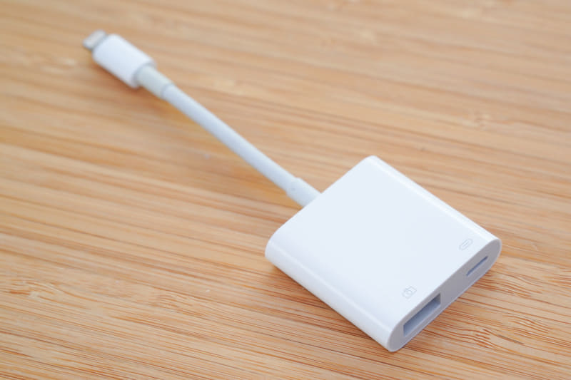 アップル「Lightning - USB 3カメラアダプタ」。Lightning接続に対し、USB Type-Aと電源入力用のLightningがある