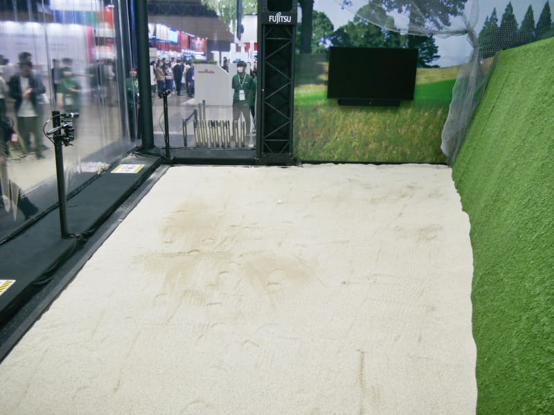 砂は、東急セブンハンドレッドクラブで使用されている本物を持ち込んだ