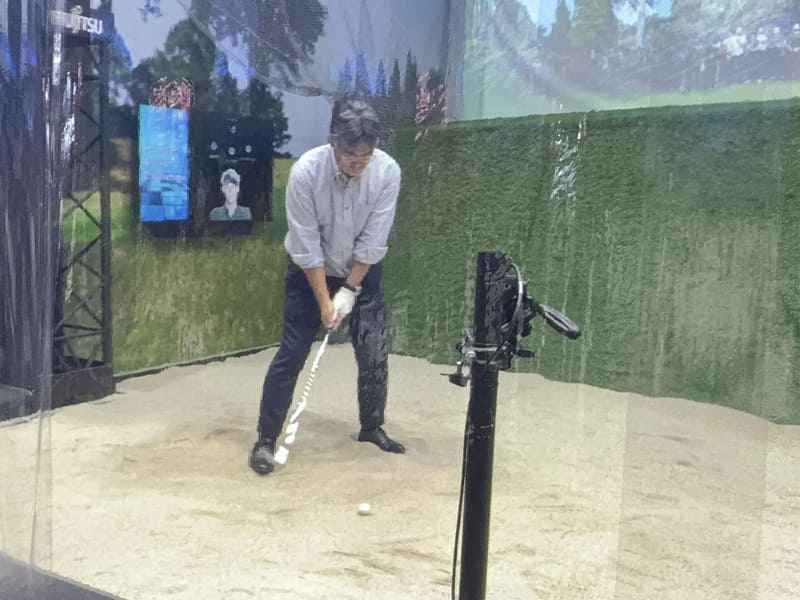 富士通の時田代表取締役社長もバンカーショットを体験